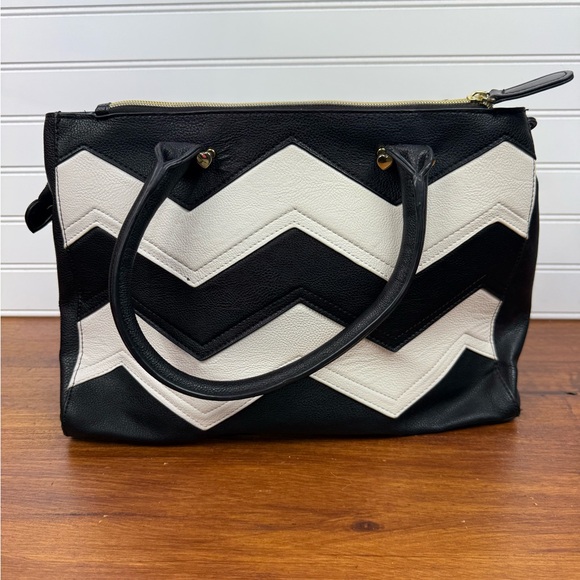 Betsey Johnson black & white shoulder chevron handbag purse with bow accent. - Picture 2 of 13